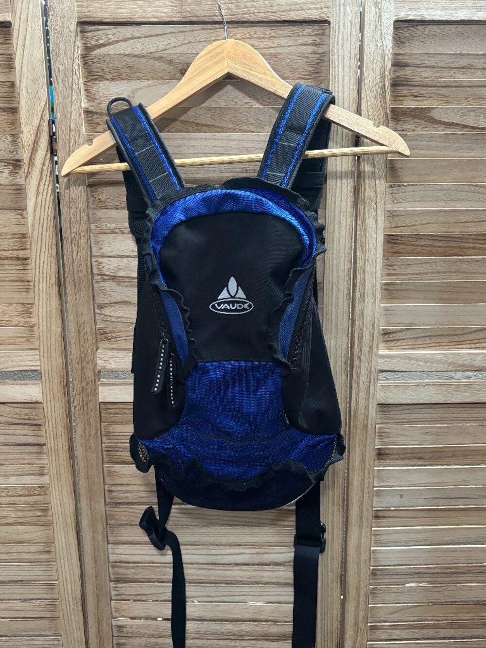 VAUDE Blue & Black Compact Outdoor Daypack Hydration Backpack 17" x 4"